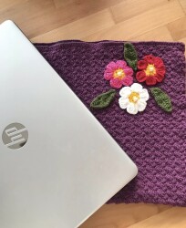 Amigurumi Örgü Çiçek Motifli Laptop Kılıfı - 1